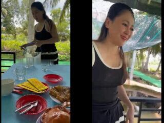 Em nhân viên cho khách sờ bướm