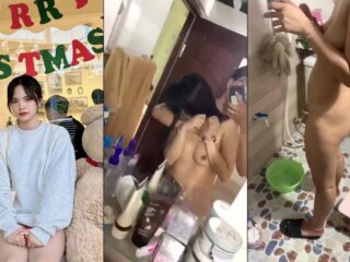 Bất ngờ mở cửa tắm cùng cô bạn thân